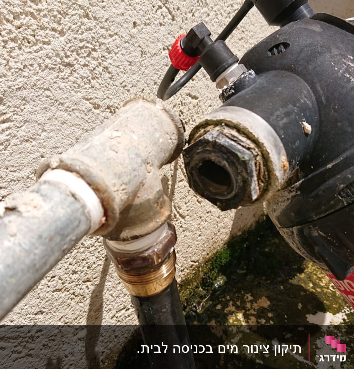 צינור מים עם חיבורים ומחבר פלסטיק שחור